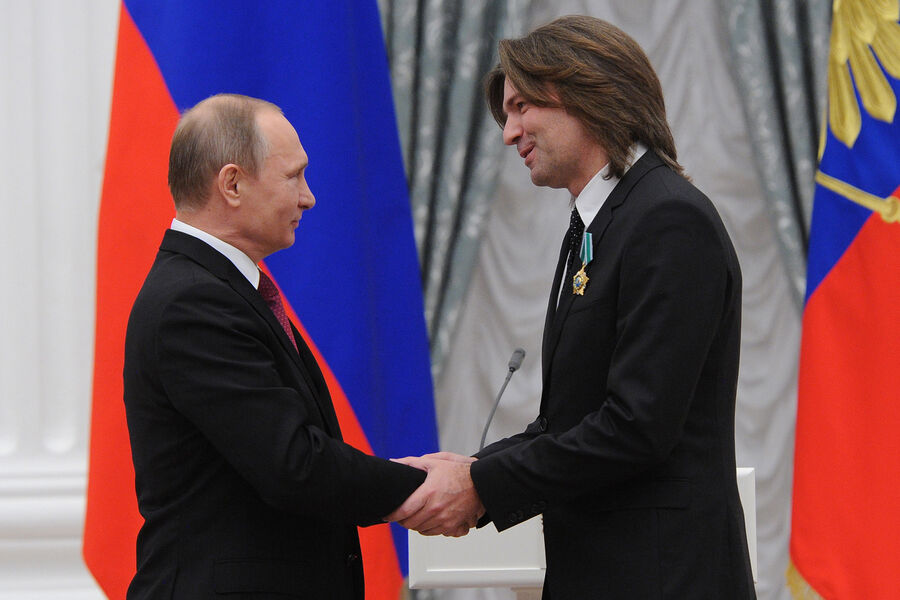 Президент России Владимир Путин (слева) и певец Дмитрий Маликов на&nbsp;церемонии вручения государственных наград в&nbsp;Екатерининском зале Кремля, 10&nbsp;декабря 2015&nbsp;года
