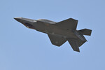 Истребитель Lockheed Martin F-35 Lightning II во время показательного полета на 55-м Международном Парижском авиасалоне в Ле Бурже