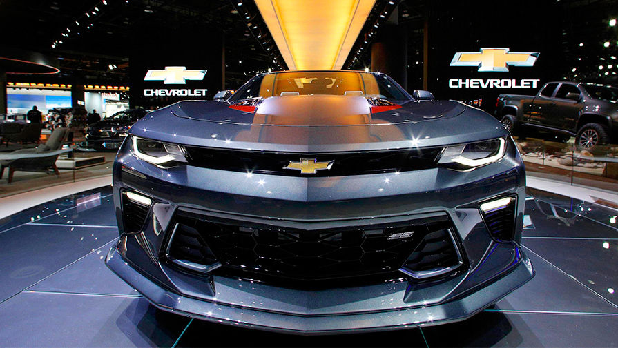 Кабриолет Chevrolet Camaro SS на моторшоу в Детройте, 10 января 2017 года