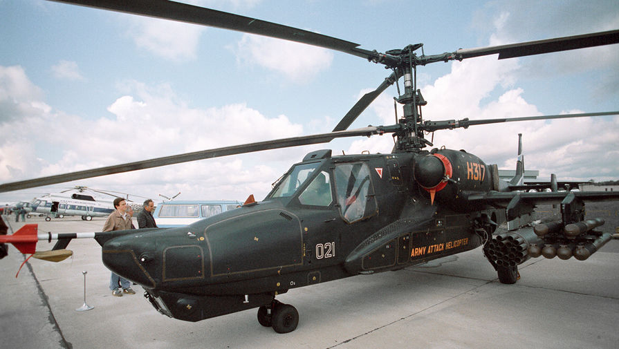 Одноместный армейский боевой вертолет Ка-50 «Черная акула» на аэродроме