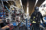 Сотрудник противопожарной службы МЧС России работает на месте пожара в ночном клубе «Полигон» на Никитской улице в Костроме, 5 ноября 2022 года