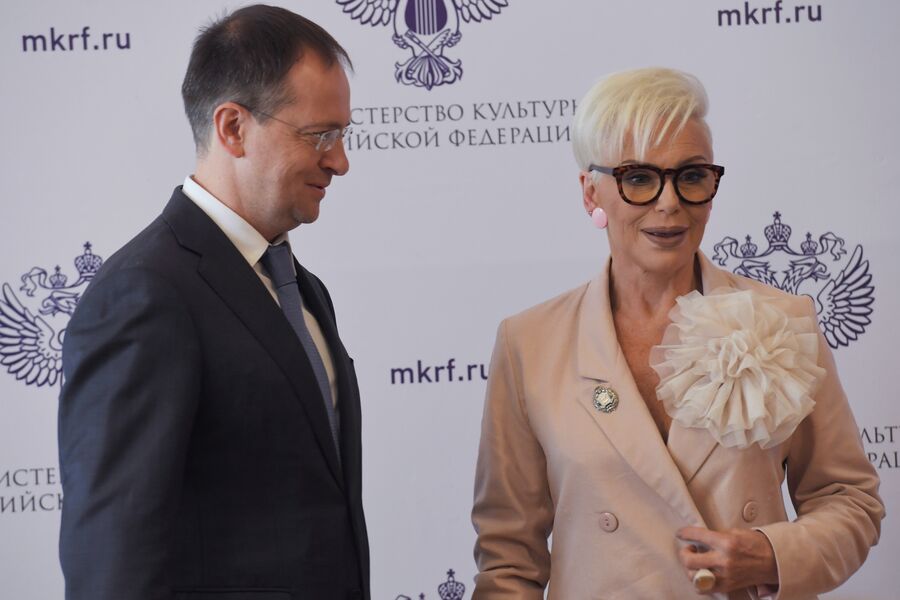 Министр культуры РФ Владимир Мединский и певица Ирина Понаровская, удостоенная почетного звания &laquo;Заслуженный артист Российской Федерации&raquo;, на&nbsp;торжественной церемонии награждения деятелей культуры и искусства государственными наградами РФ, 2019&nbsp;год