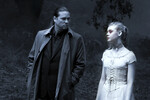 <b>«Между» (2011)</b>
<br><br>
Сценарий одного из последних на данный момент фильмов пришел к Фрэнсису Форду Копполе во сне. Триллер «Между» рассказывает о писателе (Вэл Килмер) в творческом кризисе, который приезжает в маленький городок за вдохновением. Местный шериф (Брюс Дерн) предлагает ему написать книгу о загадочном убийстве молодой девушки (Эль Фэннинг), которое произошло в городке. Писателя начинают мучить кошмары, и он решается на собственное расследование.