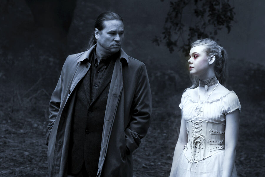 <b>&laquo;Между&raquo; (2011)</b>
<br><br>
Сценарий одного из&nbsp;последних на&nbsp;данный момент фильмов пришел к&nbsp;Фрэнсису Форду Копполе во сне. Триллер &laquo;Между&raquo; рассказывает о&nbsp;писателе (Вэл Килмер) в&nbsp;творческом кризисе, который приезжает в&nbsp;маленький городок за&nbsp;вдохновением. Местный шериф (Брюс Дерн) предлагает ему написать книгу о&nbsp;загадочном убийстве молодой девушки (Эль Фэннинг), которое произошло в&nbsp;городке. Писателя начинают мучить кошмары, и он решается на&nbsp;собственное расследование.