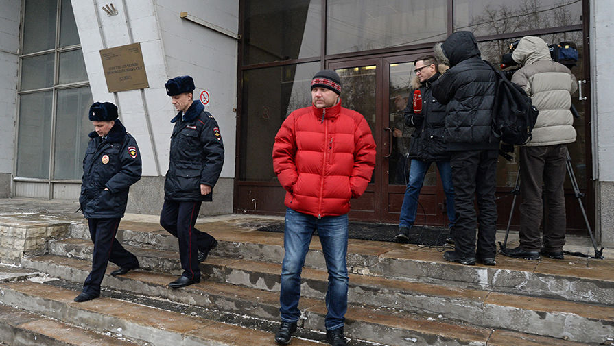 Сотрудники правоохранительных органов у офиса на улице Вавилова, где были застрелены генеральный директор компании «Мон-Компани» Николай Чалый и его заместитель Анатолий Яковин