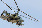 Вертолет Ка-52 «Аллигатор» во время боевой операции в окрестностях освобожденного от боевиков города Эль-Карьятейн