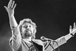В сольном репертуаре Добрынина важное место занимает написанная на стихи Рябинина песня «Синий туман». Она была исполнена в 1988 году и стала узнаваемым хитом, победив на фестивале «Песня года». С ней связывают обретение широкой популярности Добрыниным-исполнителем. Сам он рассказывал, как он однажды встретил маленького мальчика с мамой. Ребенок узнал музыканта, указал на него пальцем и, обратившись к родительнице, сказал: «Смотри, мама, «Синий туман» идет».
