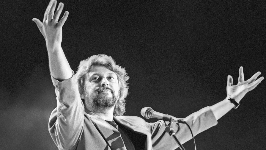 В&nbsp;сольном репертуаре Добрынина важное место занимает написанная на&nbsp;стихи Рябинина песня «Синий туман». Она была исполнена в&nbsp;1988 году и стала узнаваемым хитом, победив на&nbsp;фестивале &laquo;Песня года&raquo;. С&nbsp;ней связывают обретение широкой популярности Добрыниным-исполнителем. Сам он рассказывал, как он однажды встретил маленького мальчика с&nbsp;мамой. Ребенок узнал музыканта, указал на&nbsp;него пальцем и, обратившись к&nbsp;родительнице, сказал: &laquo;Смотри, мама, &laquo;Синий туман&raquo; идет&raquo;.
