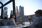 Пассажиры электрического речного трамвайчика в Москве