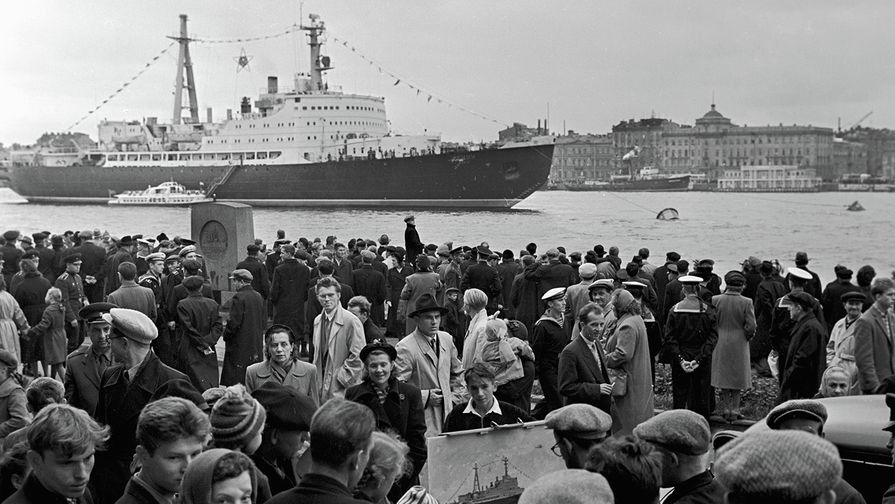 Ленинградцы и стоящий на Неве атомный ледокол «Ленин», 1959 год