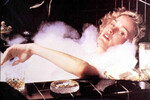 <b>«Фрэнсис» (1982)</b>
<br><br>
Картина рассказывает о трагической судьбе американской актрисы Фрэнсис Фармер, которую суровый Голливуд загнал сначала в депрессию, а затем и в психиатрическую лечебницу. Лэнг было нелегко вжиться в образ Фармер, и она настаивала на том, чтобы сцены снимали в хронологическом порядке — но из-за скромного по голливудским меркам бюджета это было невозможно. Роль Фармер принесла актрисе главный приз Московского международного кинофестиваля.
