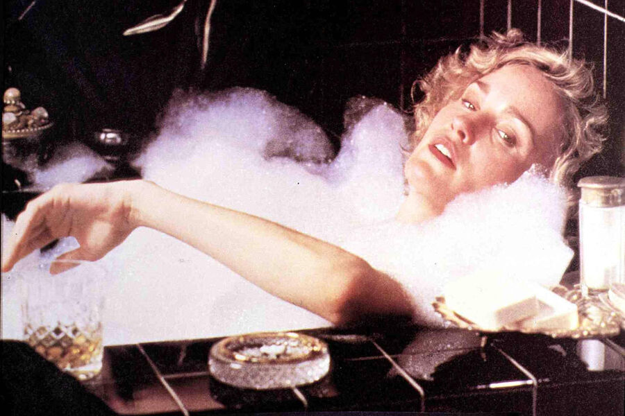<b>«Фрэнсис» (1982)</b>
<br><br>
Картина рассказывает о&nbsp;трагической судьбе американской актрисы Фрэнсис Фармер, которую суровый Голливуд загнал сначала в&nbsp;депрессию, а затем и в&nbsp;психиатрическую лечебницу. Лэнг было нелегко вжиться в&nbsp;образ Фармер, и она настаивала на&nbsp;том, чтобы сцены снимали в&nbsp;хронологическом порядке &mdash; но из-за скромного по&nbsp;голливудским меркам бюджета это было невозможно. Роль Фармер принесла актрисе главный приз Московского международного кинофестиваля.
