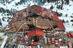 Вид с беспилотника на последствия пожара в отеле Grand Kartal на горнолыжном курорте Карталкая в Болу, Турция, 21 января 2025 года