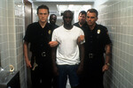 <b>«Бал монстров» (2001)</b>
<br><br>
Фильм Марка Форстера, сделавший великой Холли Берри, рассказывает о Хэнке (Торнтон), который работает палачом — у рубильника электрического стула. Травмированный отцом, он и сам является ужасным родителем — и в итоге его ребенок, от которого требуют стать полноправным наследником страшной профессиональной династии, погибает на глазах Хэнка.