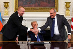 Президент США Дональд Трамп держит за руки президента Азербайджана Ильхама Алиева и премьер-министра Армении Никола Пашиняна во время трехсторонней встречи в Белом доме в Вашингтоне, 8 августа 2025 года