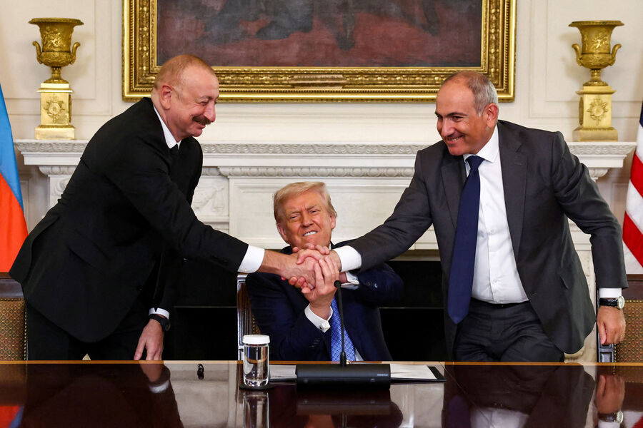 Президент США Дональд Трамп держит за&nbsp;руки президента Азербайджана Ильхама Алиева и премьер-министра Армении Никола Пашиняна во время трехсторонней встречи в&nbsp;Белом доме в&nbsp;Вашингтоне, 8&nbsp;августа 2025&nbsp;года