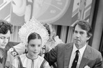 Американская школьница Саманта Смит в русском народном костюме, подаренным ей советскими школьниками, пьет чай из самовара, Москва, 20 июля 1983 года 