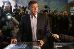 Донецк. Премьер-министр ДНР Александр Захарченко во время голосования на выборах главы ДНР и депутатов народного совета республики на избирательном участке №125
