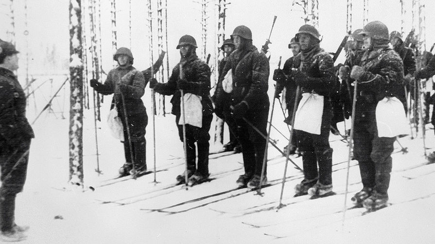 Группа разведчиков на лыжах получает задание командира, 1939 год