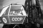Телевизионные комментаторы Юрий Фокин (слева), Владимир Панарин (справа) и летчик-космонавт Владимир Шаталов (в центре) в специальной кабине ведут репортаж со стартовой площадки накануне запуска космического корабля «Союз-9», 1970 год