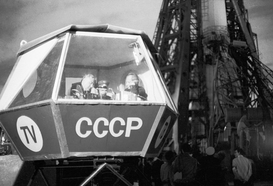 Телевизионные комментаторы Юрий Фокин (слева), Владимир Панарин (справа) и летчик-космонавт Владимир Шаталов (в центре) в&nbsp;специальной кабине ведут репортаж со стартовой площадки накануне запуска космического корабля &laquo;Союз-9&raquo;, 1970&nbsp;год