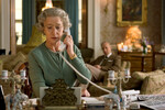 <b>«Королева» (2006)</b>
<br><br>
В один год Хелен Миррен получила премии за роли двух разных Елизавет. Сыграв Ее Величество Елизавету II, она собрала главные кинонаграды — премии «Оскар», «Золотой глобус» и BAFTA за лучшую женскую роль.
<br><br>
Действие картины происходит в один из самых тяжелых для королевы моментов — после гибели принцессы Дианы в автокатастрофе в Париже. Тогда Елизавету II жестко критиковали за сухую реакцию на смерть бывшей невестки и матери двух ее внуков — популярность семьи, которую винили в смерти «народной принцессы», упала до минимума. А королеве Елизавете II приходилось быть и главой одной из самых влиятельных семей мира, и бабушкой, внуки которой вдруг осиротели.
<br><br>
Как рассказывала позже Хелен Миррен, ей было несложно перевоплотиться в королеву, просто надев парик и очки. Однако она, скорее всего, лукавит: во время подготовки к роли артистка без конца пересматривала видеозаписи с участием Ее Величества и брала уроки речи, чтобы говорить так же, как королева.
