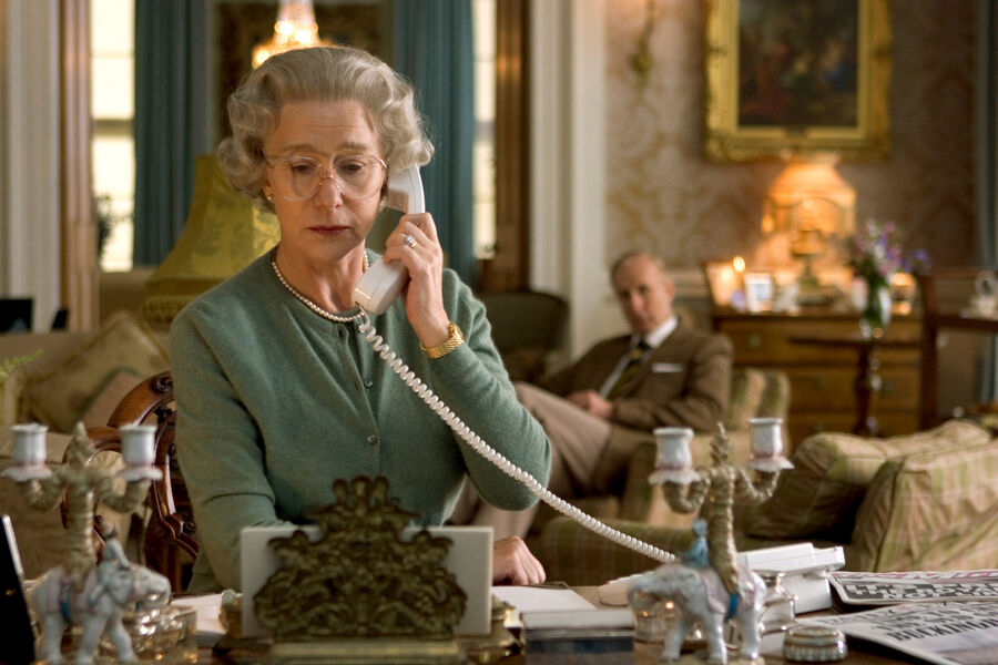 <b>«Королева» (2006)</b>
<br><br>
В&nbsp;один год Хелен Миррен получила премии за&nbsp;роли двух разных Елизавет. Сыграв Ее Величество Елизавету II, она собрала главные кинонаграды — премии «Оскар», «Золотой глобус» и BAFTA за&nbsp;лучшую женскую роль.
<br><br>
Действие картины происходит в&nbsp;один из&nbsp;самых тяжелых для&nbsp;королевы моментов — после гибели принцессы Дианы в&nbsp;автокатастрофе в&nbsp;Париже. Тогда Елизавету II жестко критиковали за&nbsp;сухую реакцию на&nbsp;смерть бывшей невестки и матери двух ее внуков — популярность семьи, которую винили в&nbsp;смерти «народной принцессы», упала до&nbsp;минимума. А королеве Елизавете II приходилось быть и главой одной из&nbsp;самых влиятельных семей мира, и бабушкой, внуки которой вдруг осиротели.
<br><br>
Как рассказывала позже Хелен Миррен, ей было несложно перевоплотиться в&nbsp;королеву, просто надев парик и очки. Однако она, скорее всего, лукавит: во время подготовки к&nbsp;роли артистка без&nbsp;конца пересматривала видеозаписи с&nbsp;участием Ее Величества и брала уроки речи, чтобы говорить так же, как королева.
