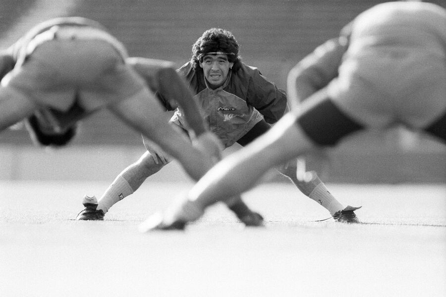 Аргентинский футболист Диего Марадона (в центре на заднем плане) во время тренировки в 1989 году