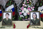 На церемонии прощания с погибшими в Сирии медсестрами в войсковой части Биробиджана