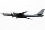 Дальний противолодочный самолет Ту-142 пролетает над флагманским кораблем 6-го флота ВМС США «Маунт Уитни» в Норвегии