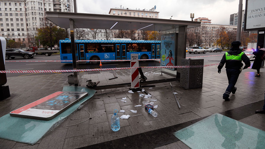 На месте наезда легкового автомобиля на автобусную остановку на Садовой-Триумфальной улице в центре Москвы, 5 ноября 2020 года