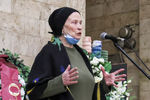 Актриса Людмила Зайцева во время церемонии прощания с актрисой Ниной Руслановой в Доме кино, 24 ноября 2021 года