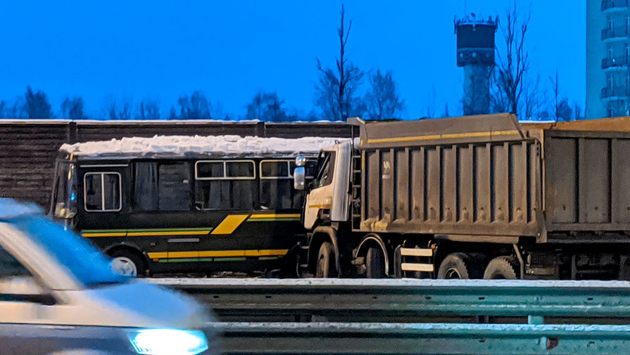 Последствия аварии с&nbsp;участием самосвала и военных автобусов на&nbsp;28-м километре Новорижского шоссе в&nbsp;Подмосковье, 11&nbsp;января 2021&nbsp;года