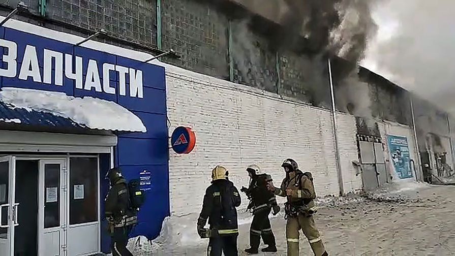 Пожар на&nbsp;складе автозапчастей в&nbsp;Красноярске, 3&nbsp;февраля 2021&nbsp;года
