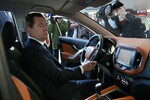 Председатель правительства России Дмитрий Медведев осматривает новую модель «Лада» с навигационной системой «Эра-ГЛОНАСС» на стенде «АвтоВАЗа» в новом пассажирском терминале международного аэропорта «Курумоч» в Самаре, 2015 год