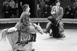 Клоуны Юрий Никулин (справа) и Михаил Шуйдин (слева) выступают на арене цирка на Цветном бульваре, 1963 год