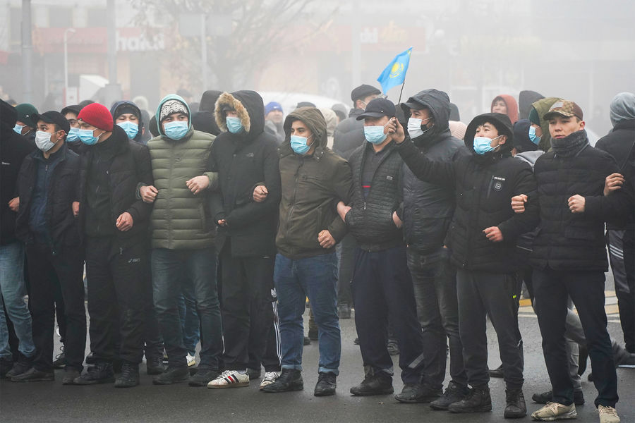 Демонстранты во время акции протеста в&nbsp;Алматы, Казахстан, 5&nbsp;января 2022&nbsp;года