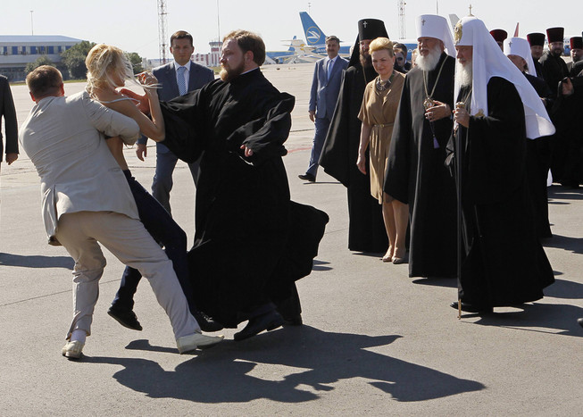 Анну Жданову проглядела пресс-служба Украинской православной церкви &mdash; ее аккредитовали на&nbsp;встречу как внештатного корреспондента харьковского издания «Вести».