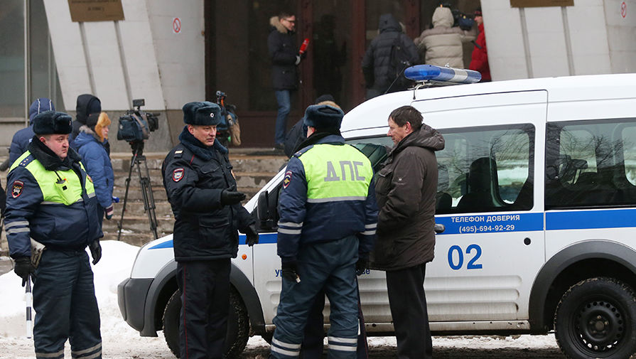 Сотрудники правоохранительных органов у&nbsp;офиса на&nbsp;улице Вавилова, где были застрелены генеральный директор компании &laquo;Мон-Компани&raquo; Николай Чалый и его заместитель Анатолий Яковин