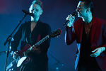 Участники Depeche Mode Мартин Гор и Дэйв Гaан во время концерта в Москве, 15 июля 2017 года