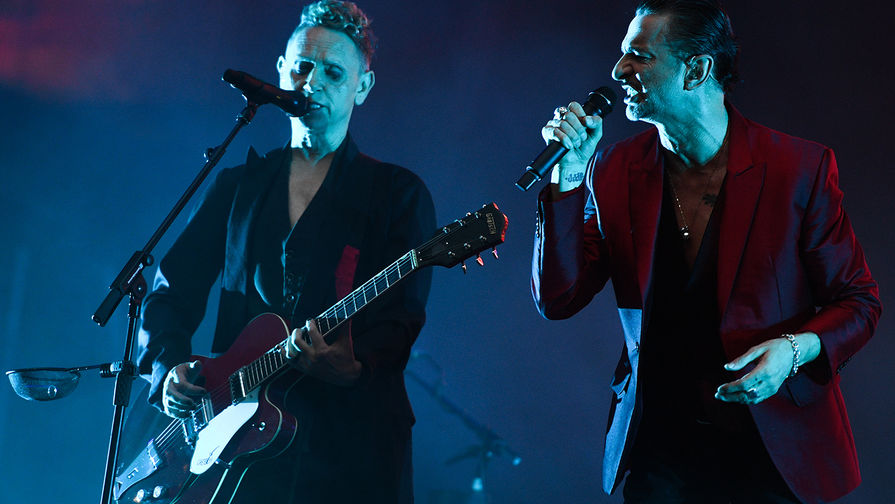 Участники Depeche Mode Мартин Гор и Дэйв Гaан во время концерта в Москве, 15 июля 2017 года