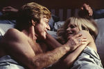 <b>«Близко к сердцу» (1996) </b>
<br><br>
Дух эпохи телевидения в фильме «Близко к сердцу» Джона Эвнета запомнился зрителям благодаря экранному дуэту двух звезд – Редфорда и Мишель Пфайффер. По сюжету молодая амбициозная журналистка пытается построить карьеру на телевидении, а помочь освоить все тонкости профессии ей помогает коллега-профессионал, с которым у нее завязывается роман.
