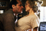 <b>«Почтальон всегда звонит дважды» (1981)</b>
<br><br>
Криминальная драма по одноименному роману Джеймса Кейна принесла Лэнг настоящую славу. По сюжету бродяга-неудачник (Джек Николсон) устраивается на сезонную работу в придорожное кафе, которым управляет семейная пара — пожилой грек (Джон Коликос) и его молодая жена (Лэнг). Между работником и супругой хозяина вспыхивает страсть, и они решают убить «третьего лишнего».
