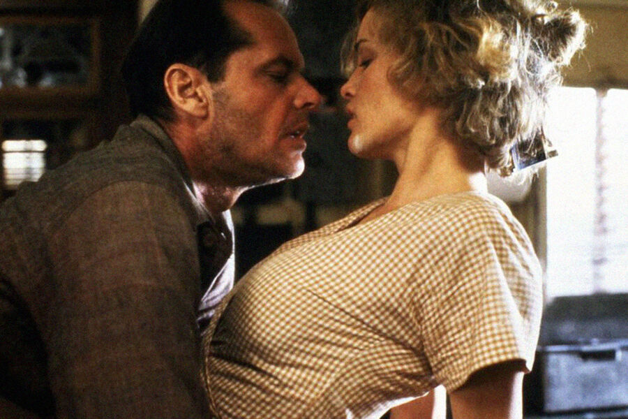 <b>«Почтальон всегда звонит дважды» (1981)</b>
<br><br>
Криминальная драма по&nbsp;одноименному роману Джеймса Кейна принесла Лэнг настоящую славу. По&nbsp;сюжету бродяга-неудачник (Джек Николсон) устраивается на&nbsp;сезонную работу в&nbsp;придорожное кафе, которым управляет семейная пара — пожилой грек (Джон Коликос) и его молодая жена (Лэнг). Между&nbsp;работником и супругой хозяина вспыхивает страсть, и они решают убить «третьего лишнего».
