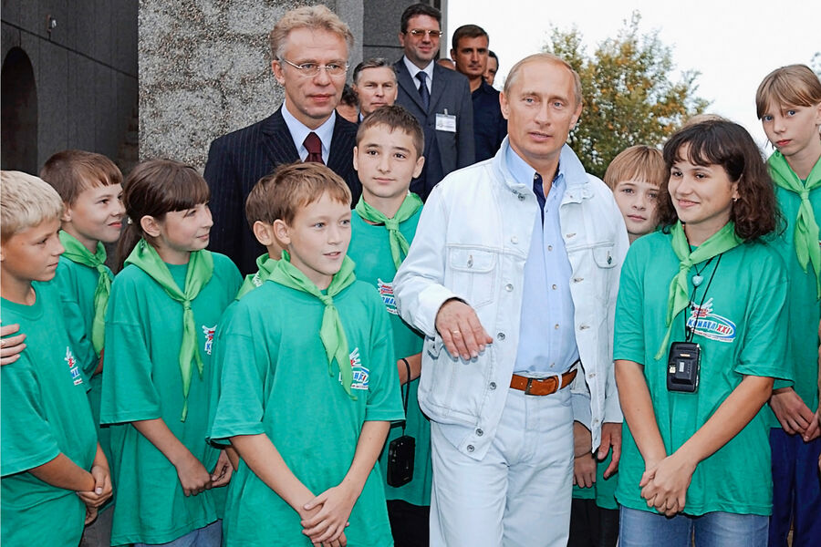 Президент РФ Владимир Путин во время посещения Всероссийского детского центра &laquo;Орленок&raquo;, 2003&nbsp;год