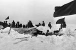 Спасатели снимают папанинцев с расколовшейся льдины. «Северный полюс» («СП-1») — первая в мире советская полярная научно-исследовательская дрейфующая станция. 274 суток проработала на ней экспедиция под руководством Ивана Папанина. С конца января 1938 года льдина непрерывно уменьшалась, и на помощь экспедиции вылетели спасатели