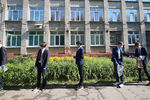 Школьники перед началом сдачи ЕГЭ по информатике в школе №2 в Иваново, 3 июля 2020 года