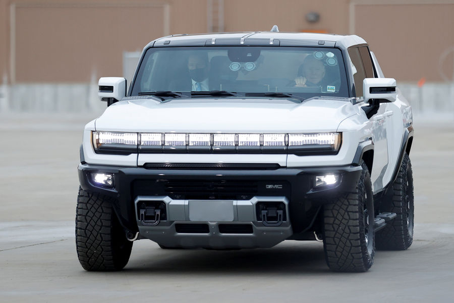 Президент США Джо Байден за&nbsp;рулем электрического Hummer