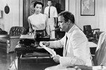 <b>Рейко Сато</b>
<br><br>
В 1950 году Марлон Брандо познакомился с японской актрисой и танцовщицей <b>Рейко Сато</b>. Девушка сразу же понравилась актеру, и между ними завязался бурный роман. В тот момент карьера 25-летнего Брандо стремительно развивалась, и он воспользовался своими связями, чтобы помочь возлюбленной тоже стать звездой кинематографа. Однако несмотря на все старания Брандо, вскоре Сато ушла из Голливуда и сосредоточилась на Бродвее. Тогда же страсть между ними начала угасать, уступив место крепкой дружбе, которая продолжалась до самой смерти Сато в 1981 году.
<b><b>
На фото: Рейко Сато и Марлон Брандо в кадре из фильма «Гадкий американец» (1963)