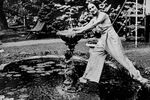 Анна Павлова в саду своего дома в пригороде Лондона, 1930 год